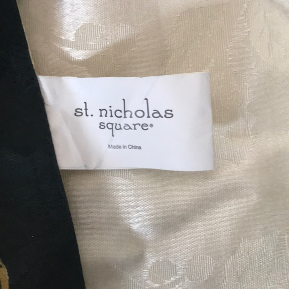 5/$15 - 🎄ST. NICHOLAS SQUATE Holiday Table Runner - Picture 6 of 6